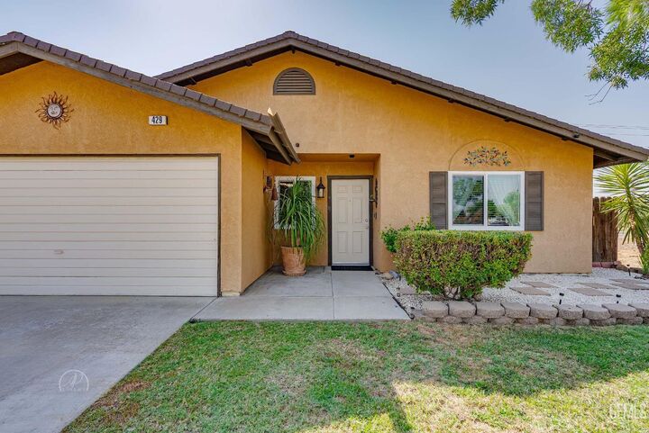 Property Photo: 429 Barlow Court CA 93203