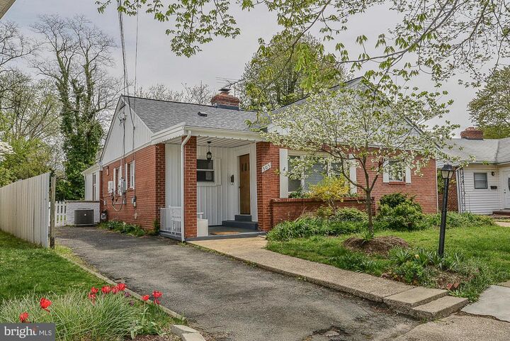 Property Photo: 305 S Fenwick Street VA 22204