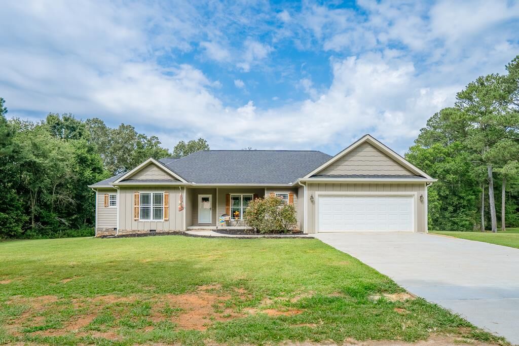 Property Photo: 135 Hillcrest Drive GA 30705