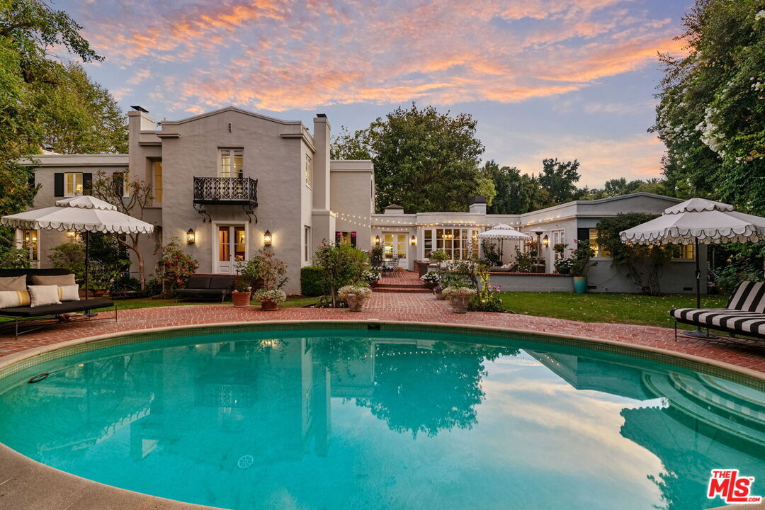 Property Photo:  1110 Benedict Canyon Dr  CA 90210 