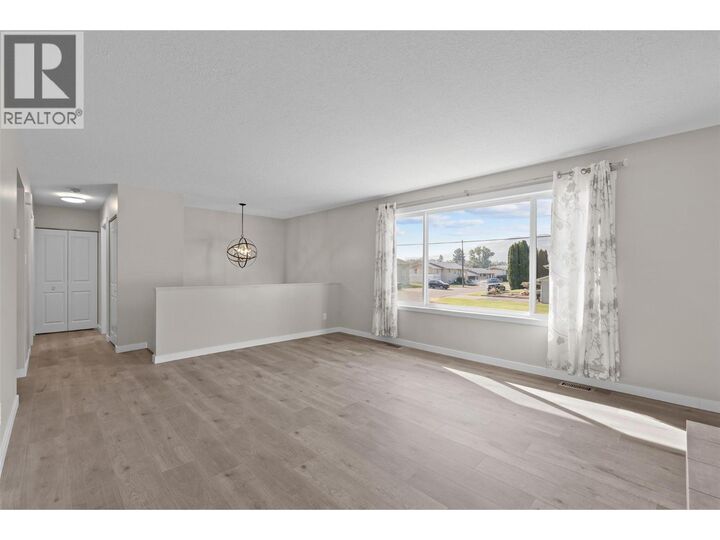 Photo de la propriété: 669 Valdes Drive BC V2B 5J1