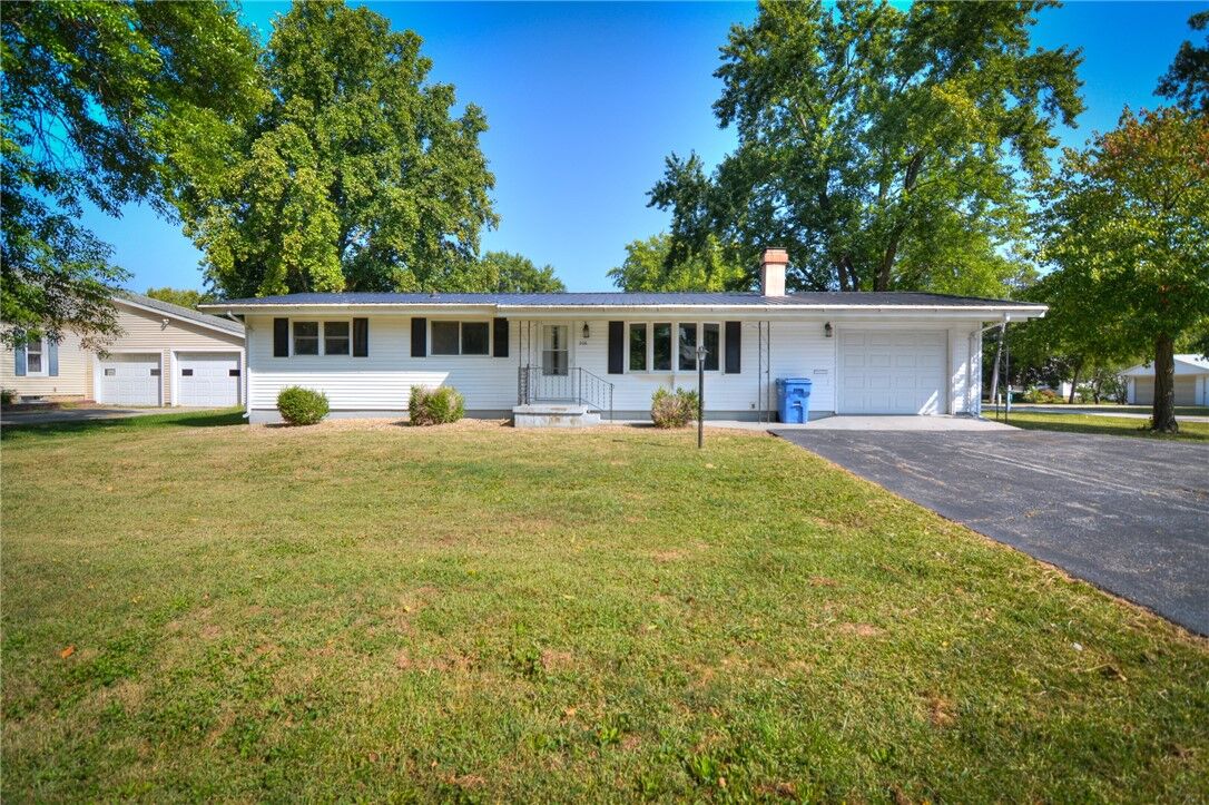 Property Photo: 206 W Andrews Street IL 62544