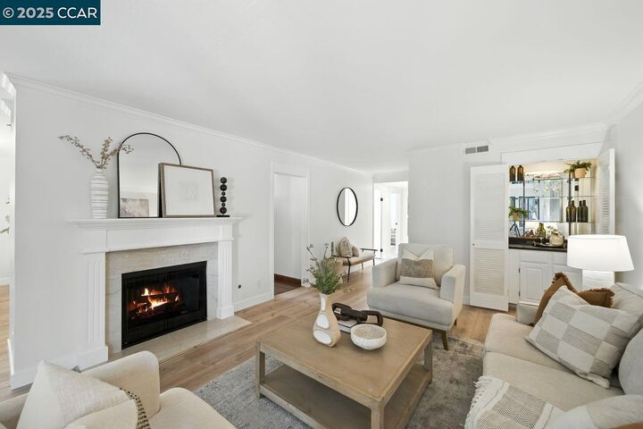 Property Photo:  742 Wesley Way 2D  CA 94610 