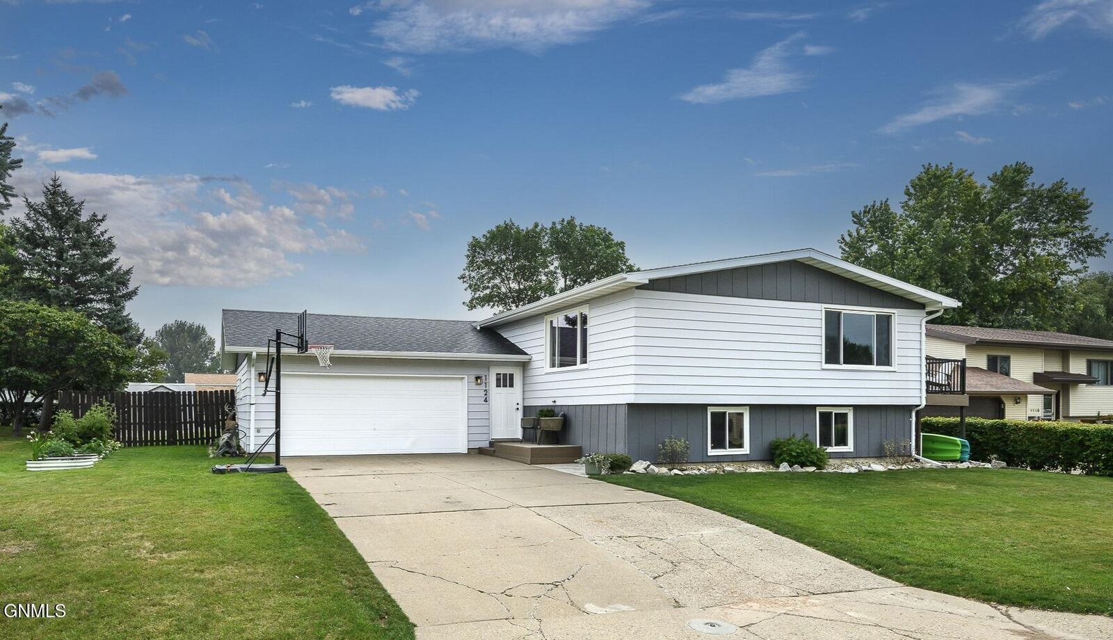 Property Photo:  1124 Chestnut Lane  ND 58523 