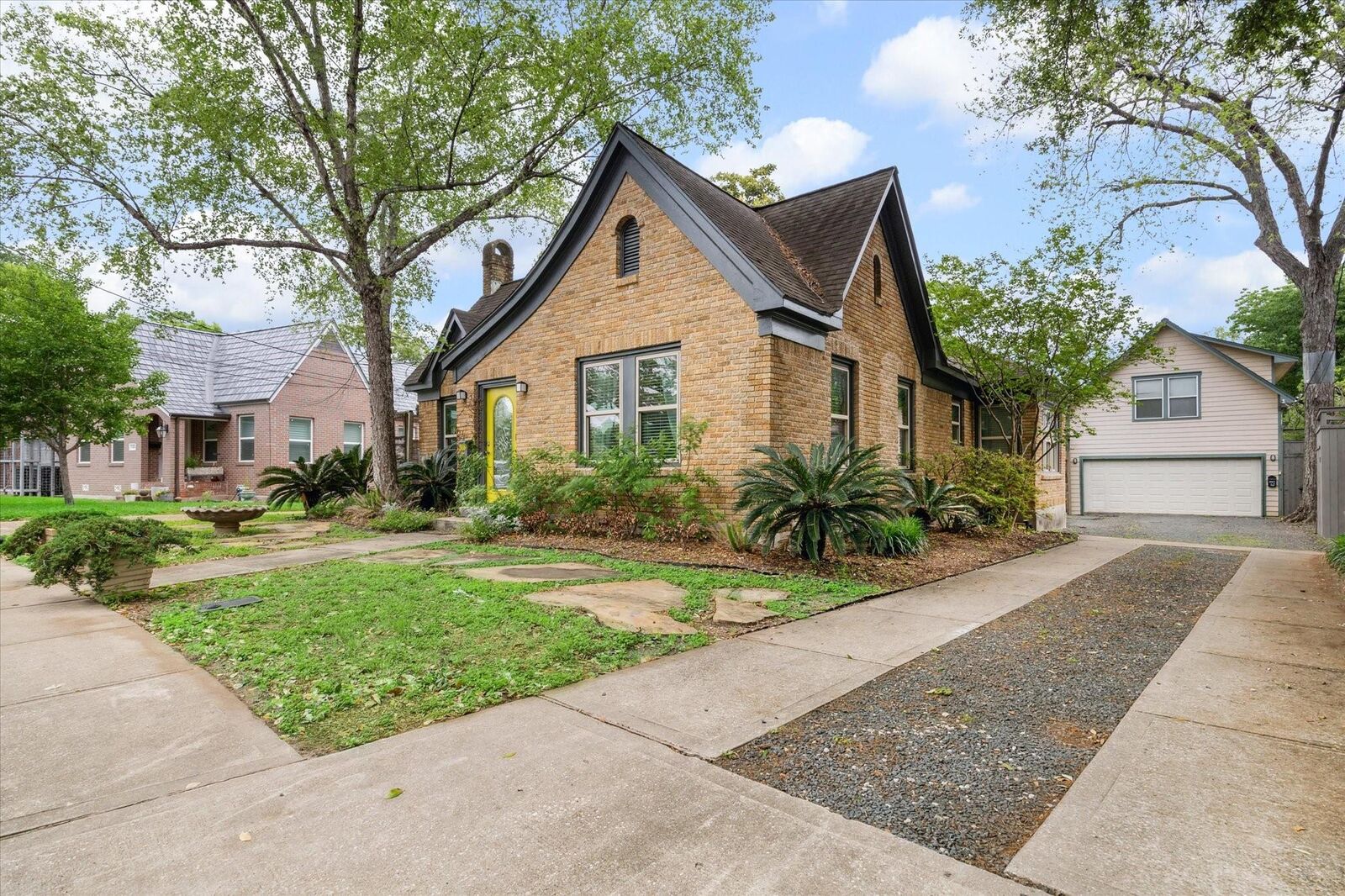Property Photo: 2416 White Oak Drive TX 77009