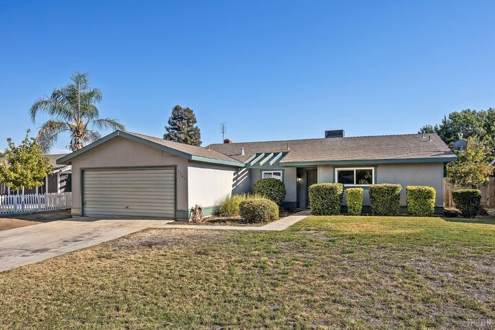 5541 W Walnut Avenue  Visalia CA 93277 photo