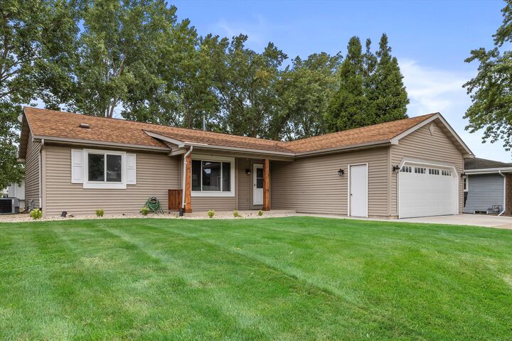 Property Photo: 2812 Stonebridge Dr WI 53404