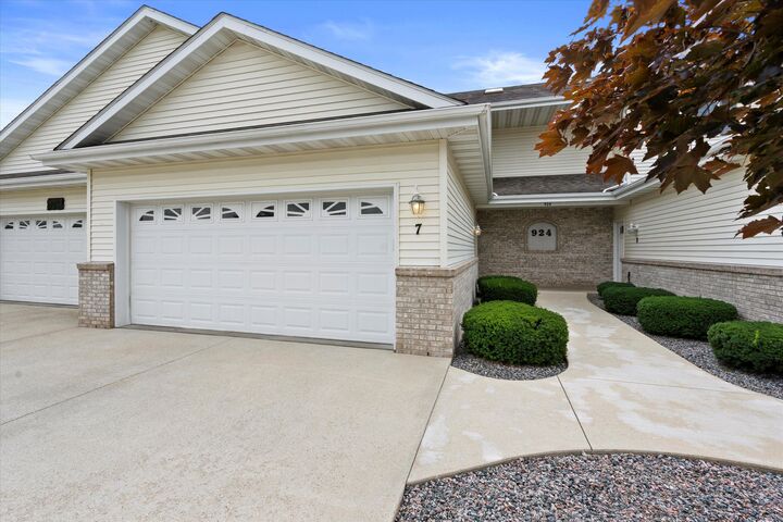 Property Photo:  924 Prairie Gdns 7  WI 53040 