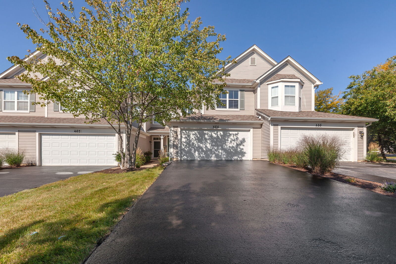 Property Photo: 464 Horizon Drive IL 60103