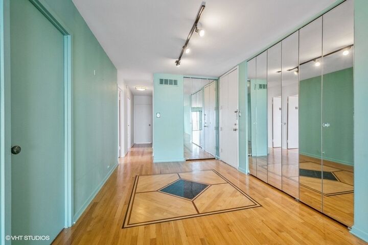 Property Photo: 7033 N Kedzie Avenue 816 IL 60645