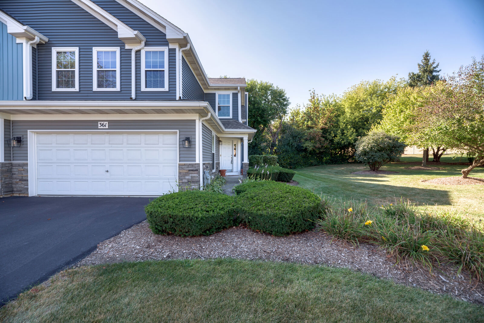 Property Photo: 361 W Prairie Circle 361 IL 60143