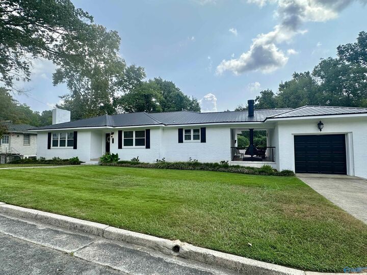 Property Photo: 916 Edgewood Drive AL 35901