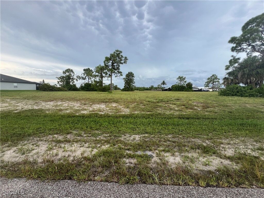 Property Photo:  2710 NW 25th Lane  FL 33993 