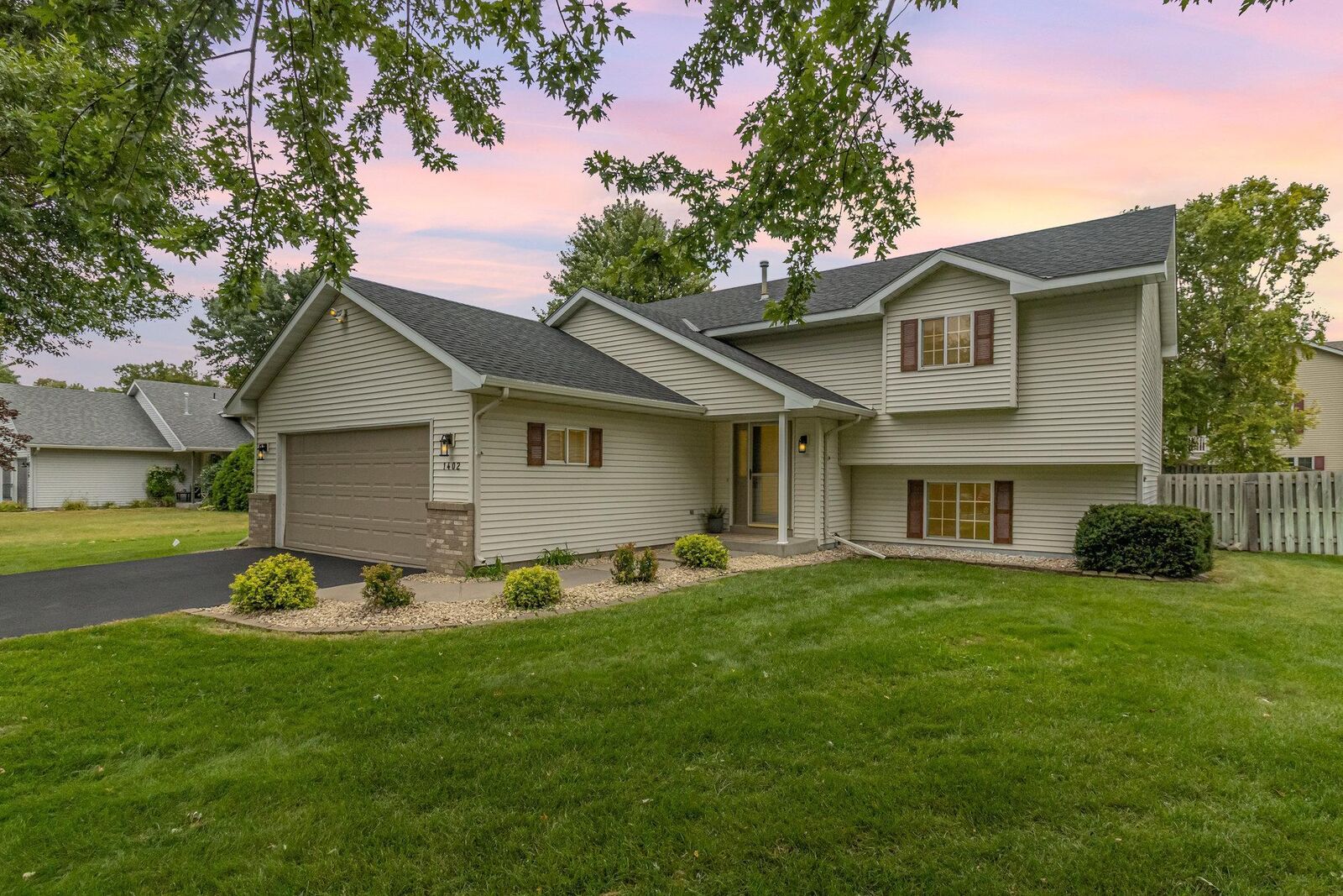 Property Photo:  1402 Bluebill Boulevard  MN 55313 