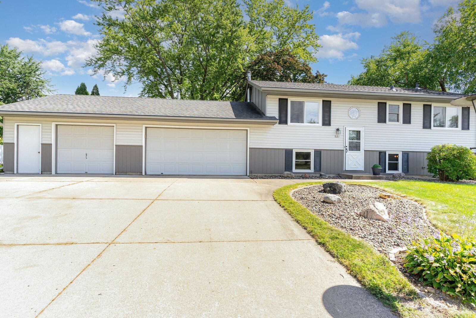 Property Photo:  921 Beacon Lane  MN 55124 