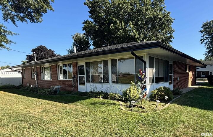 Property Photo:  227 Circle Drive  IL 61401 