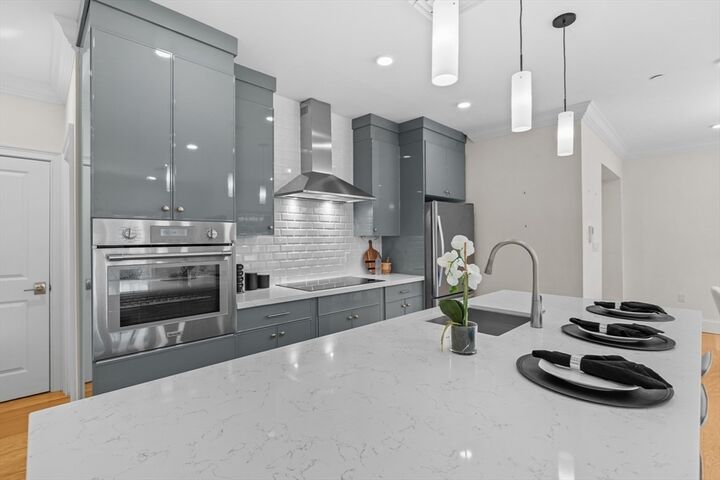 Property Photo:  36 Elmwood Ave 4  MA 01890 