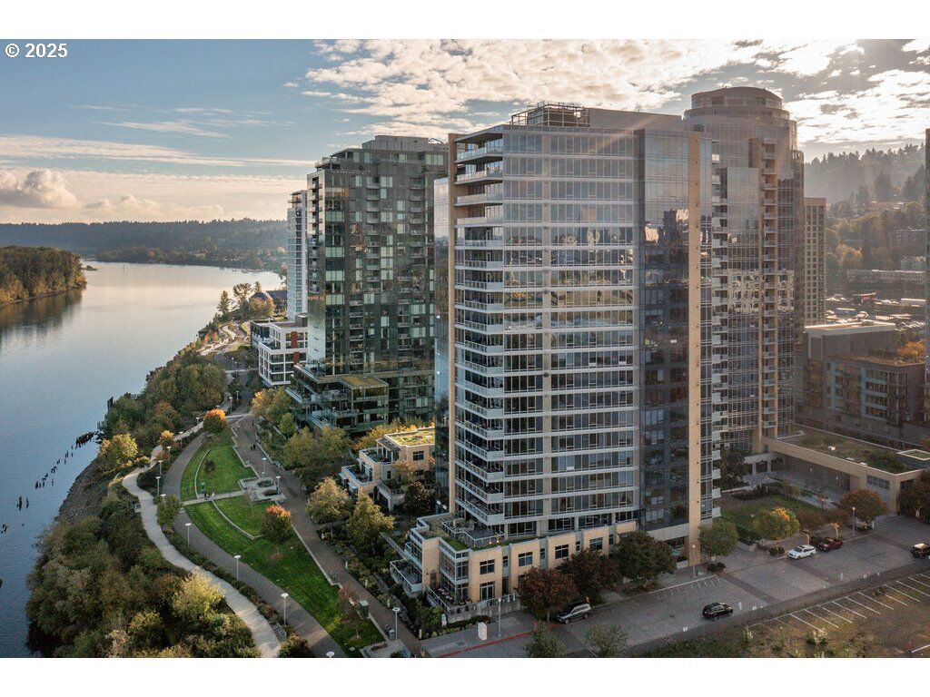 Property Photo: 836 S Curry St 900 OR 97239