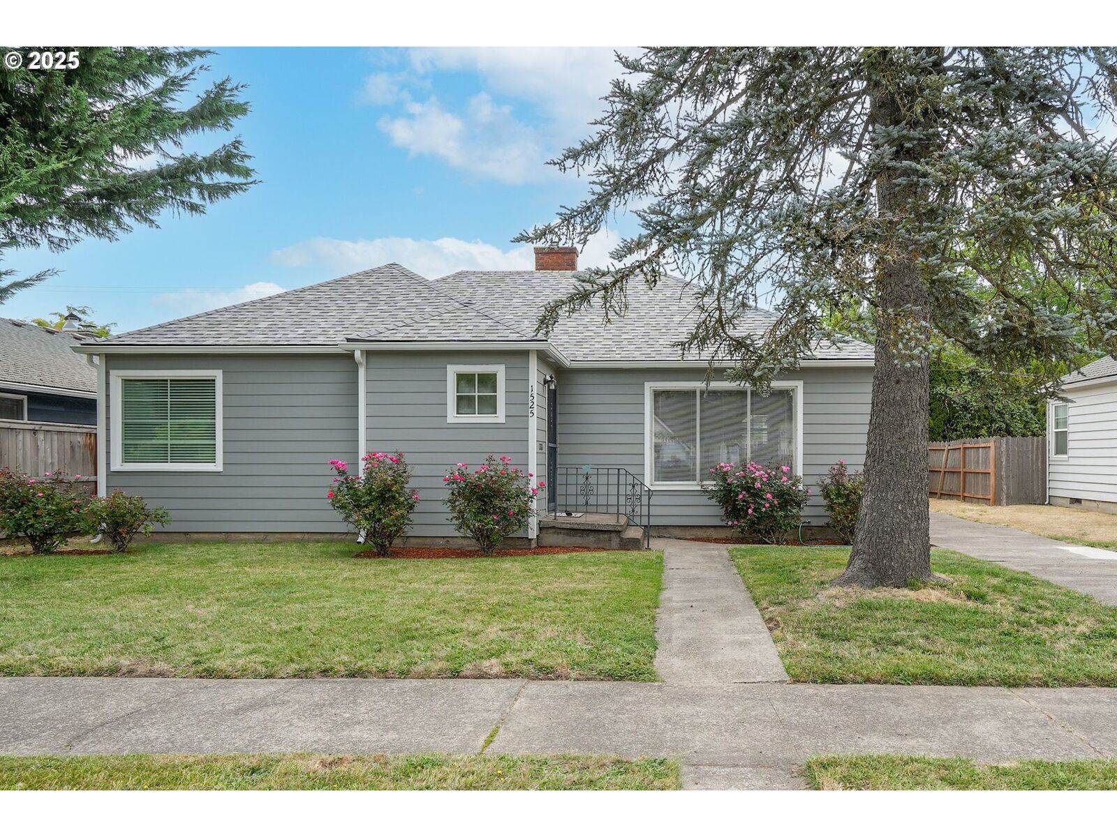 Property Photo:  1525 Pearl St NE  OR 97301 