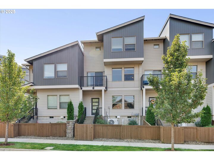Property Photo: 17310 SE Crossroads Ave OR 97086