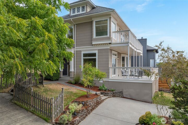 Property Photo: 920 4th Avenue N WA 98109