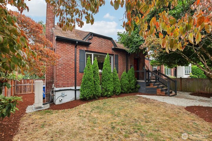 Property Photo: 8258 Interlake Avenue N WA 98103