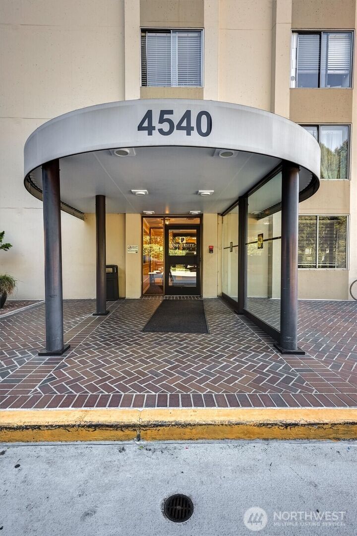 Property Photo:  4540  8th Avenue NE 2302  WA 98105 