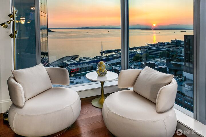 Property Photo:  1521  2nd Avenue 1801  WA 98101 
