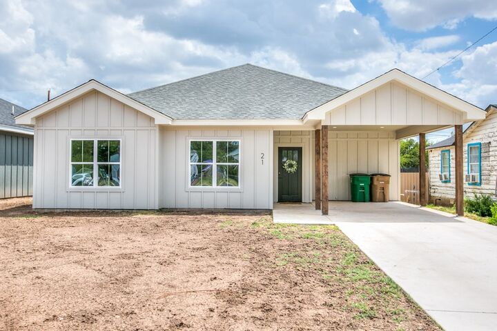 Property Photo: 21 W 20th St TX 76903