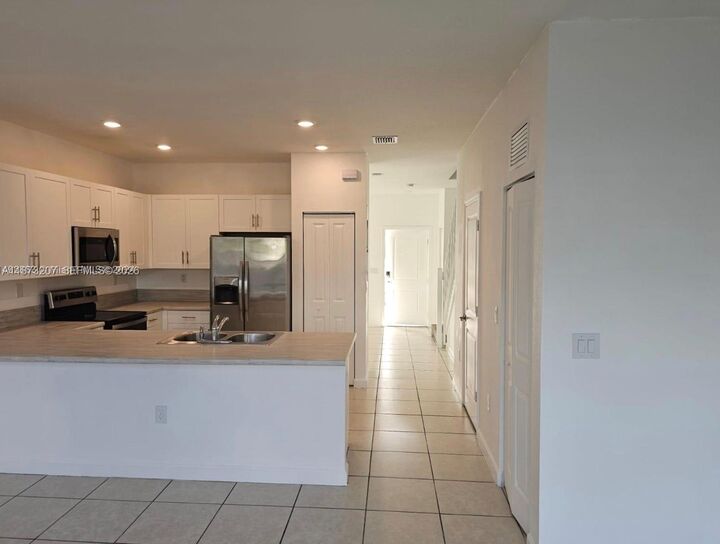 Property Photo:  607 NE 208th Ter 607  FL 33179 