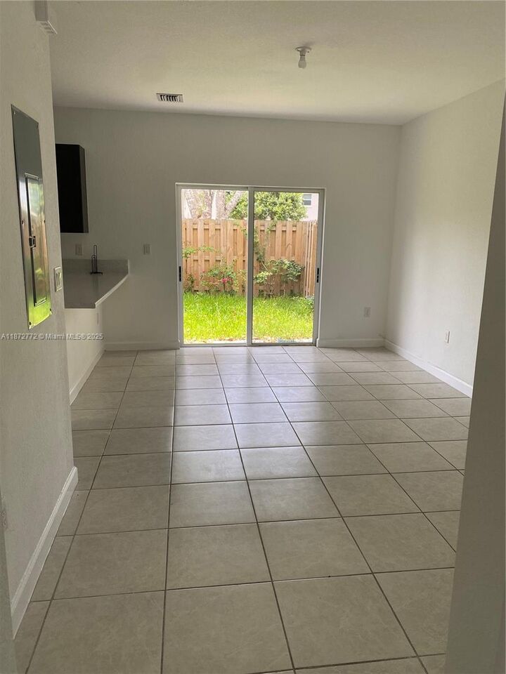 Property Photo:  2712 SE 15 Ct  FL 33035 