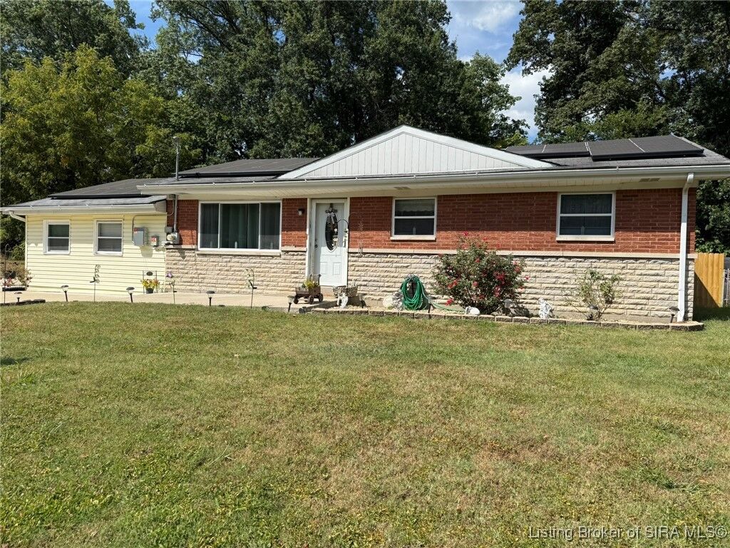 Property Photo: 823 Elmwood Avenue IN 47150