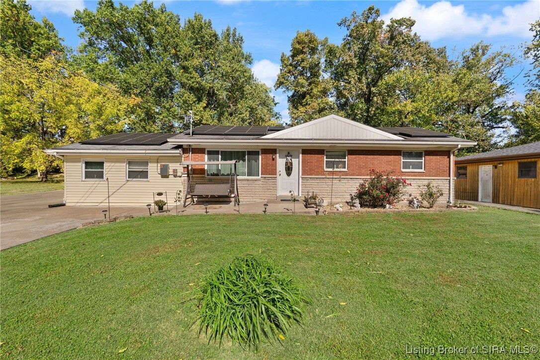 Property Photo: 823 Elmwood Avenue IN 47150