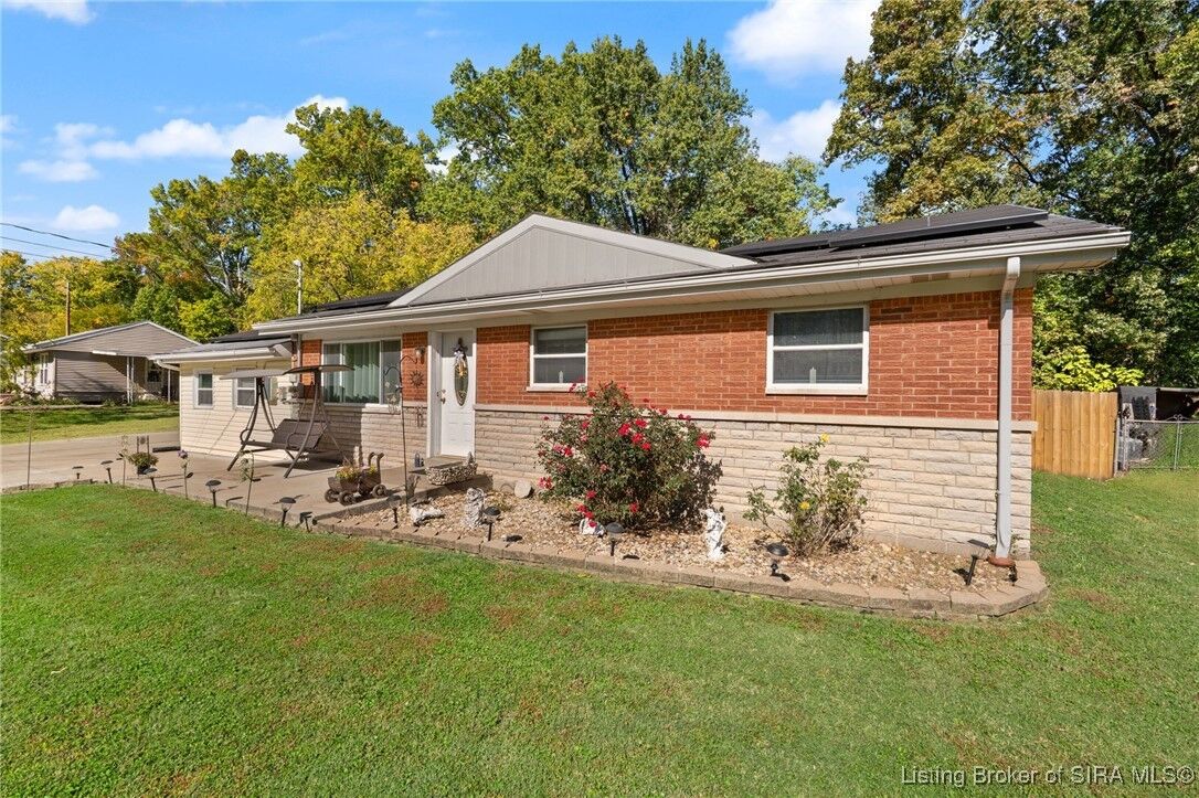 Property Photo:  823 Elmwood Avenue  IN 47150 