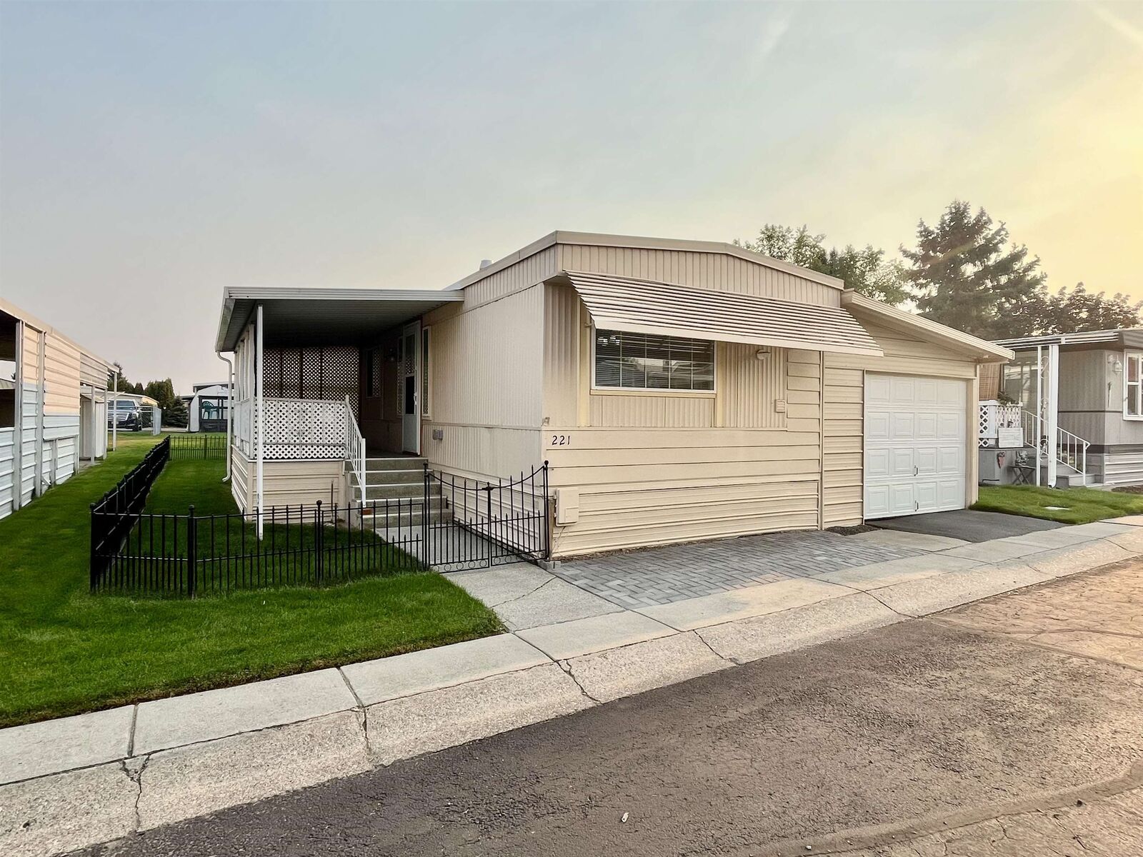 Property Photo: 1209 E Lyons Ave 221 WA 99208