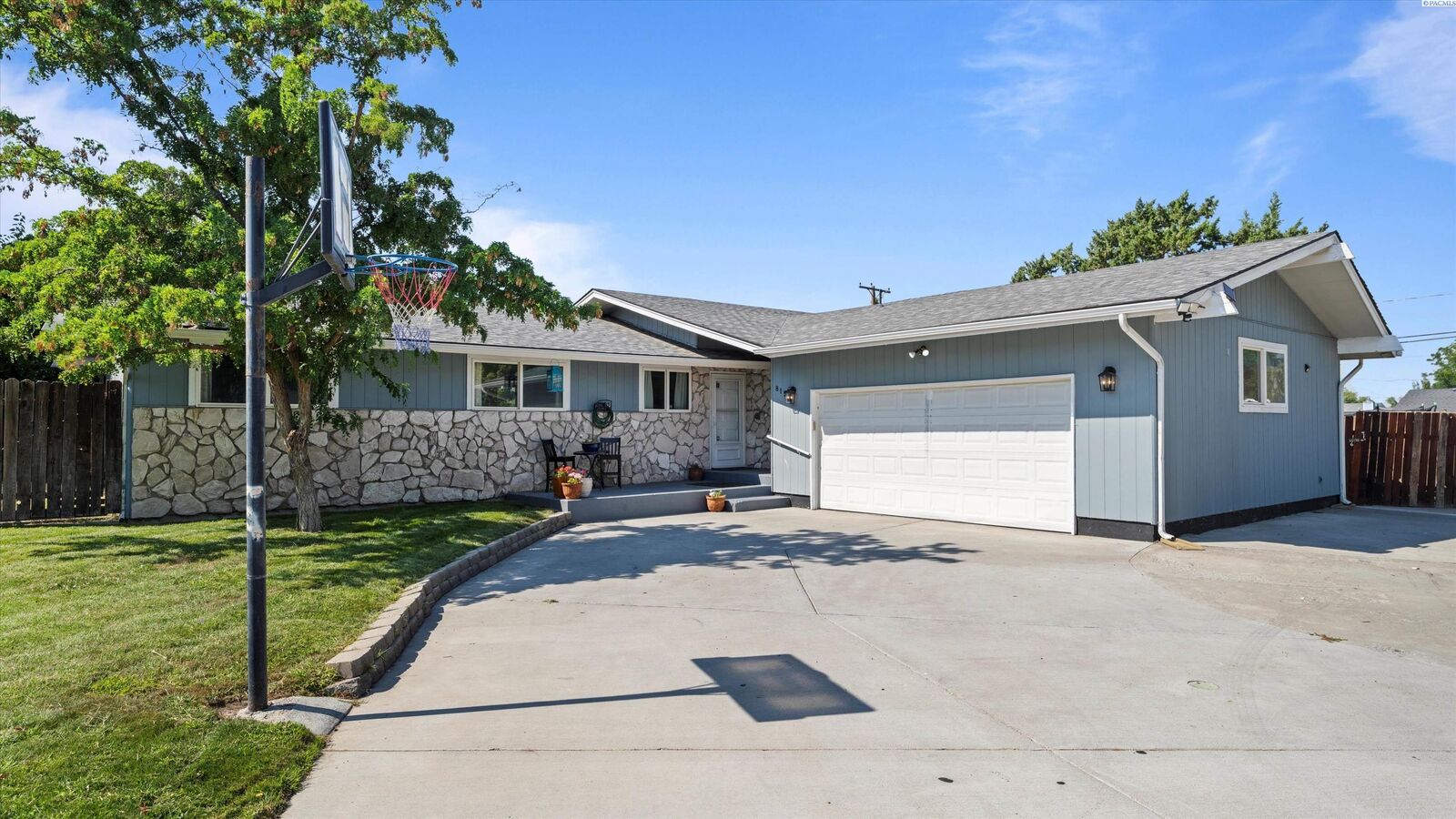 Property Photo: 815 N Reed Pl WA 99336