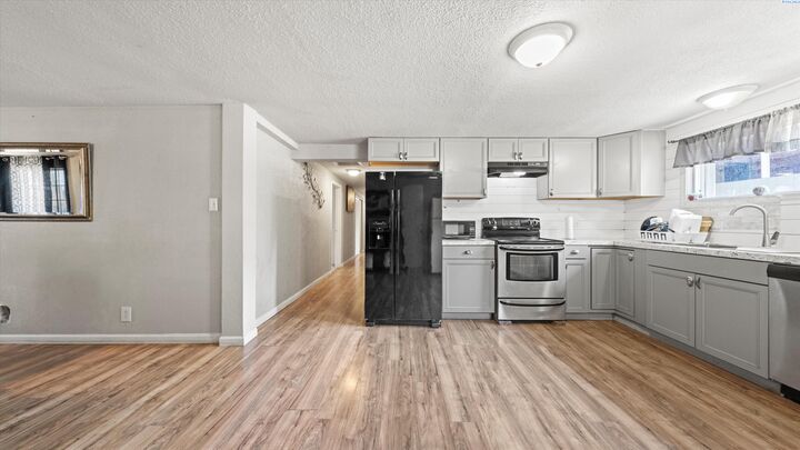 Property Photo:  1082 N 61st Ave  WA 99353 