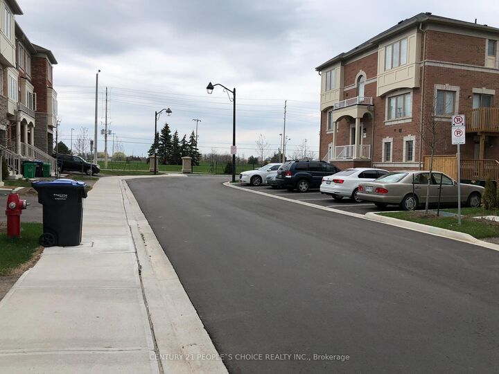 Photo de la propriété: 4 Cedarland Road ON L6Y 6E5