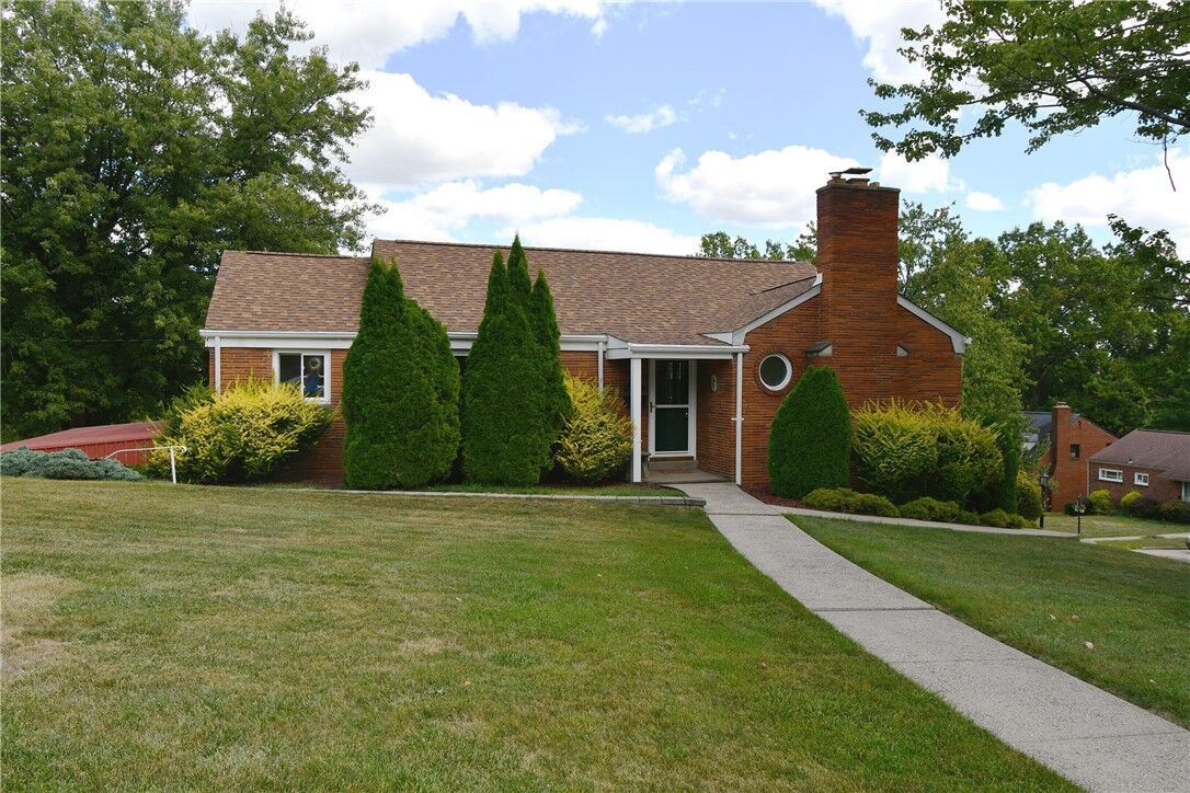 Property Photo: 4372 E Brightview Ave PA 15227