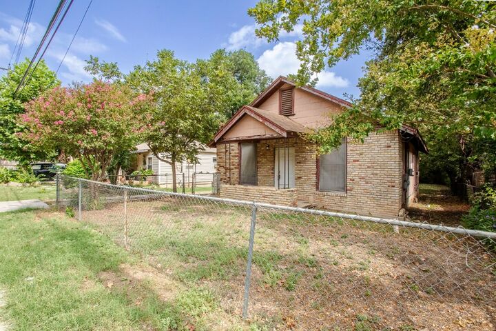 Property Photo: 1218 E 52nd Street TX 78723