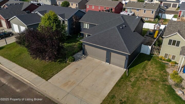 Property Photo:  691 17th Avenue E  ND 58601 