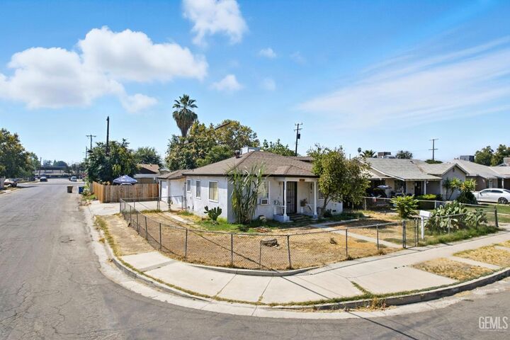 Property Photo:  1001 Wilson Avenue  CA 93308 