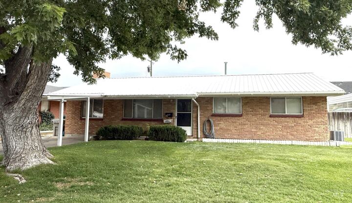 Property Photo: 930 E 17th N ID 83647