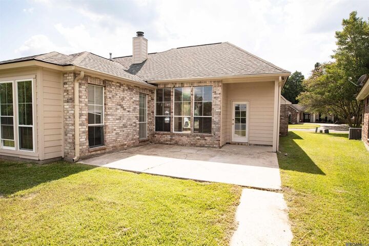 Property Photo: 1335 Springlake Dr LA 70810