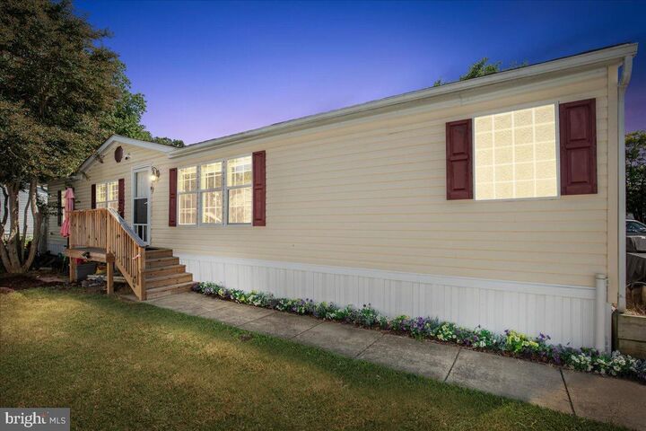 Property Photo: 307 Seven Oaks Lane MD 20711