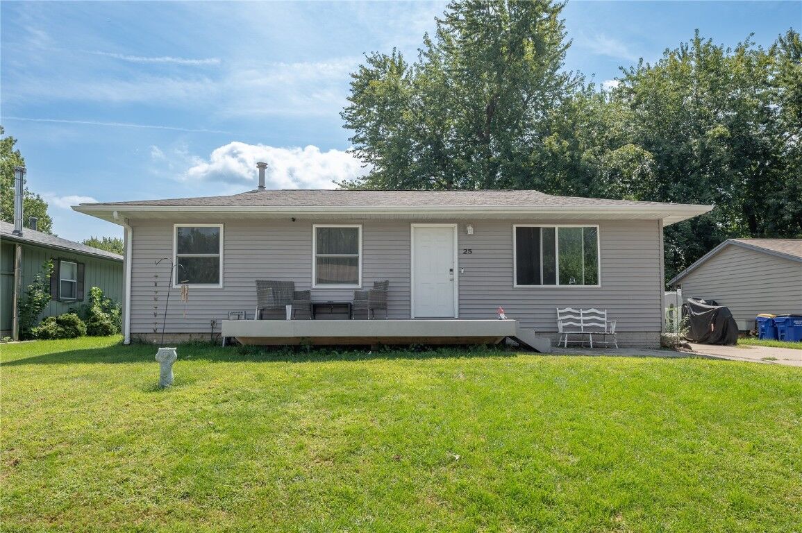 Property Photo:  25 Birch Ct  IA 52317 
