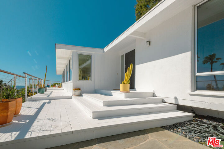 Property Photo:  20647 Seaboard Rd  CA 90265 