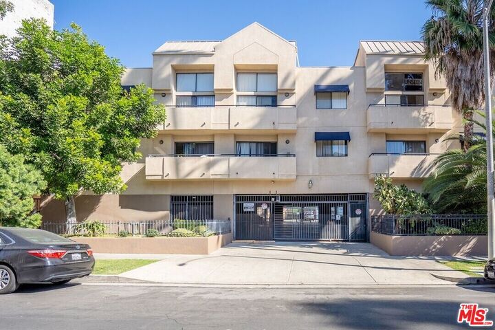 Property Photo:  326 S Manhattan Pl  CA 90020 