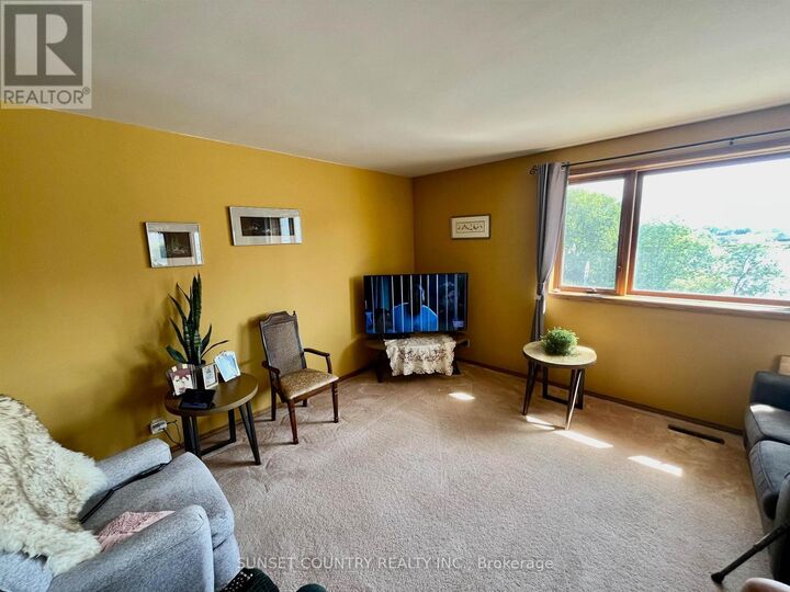 Property Photo:  3 King Street  ON P8N 1B2 