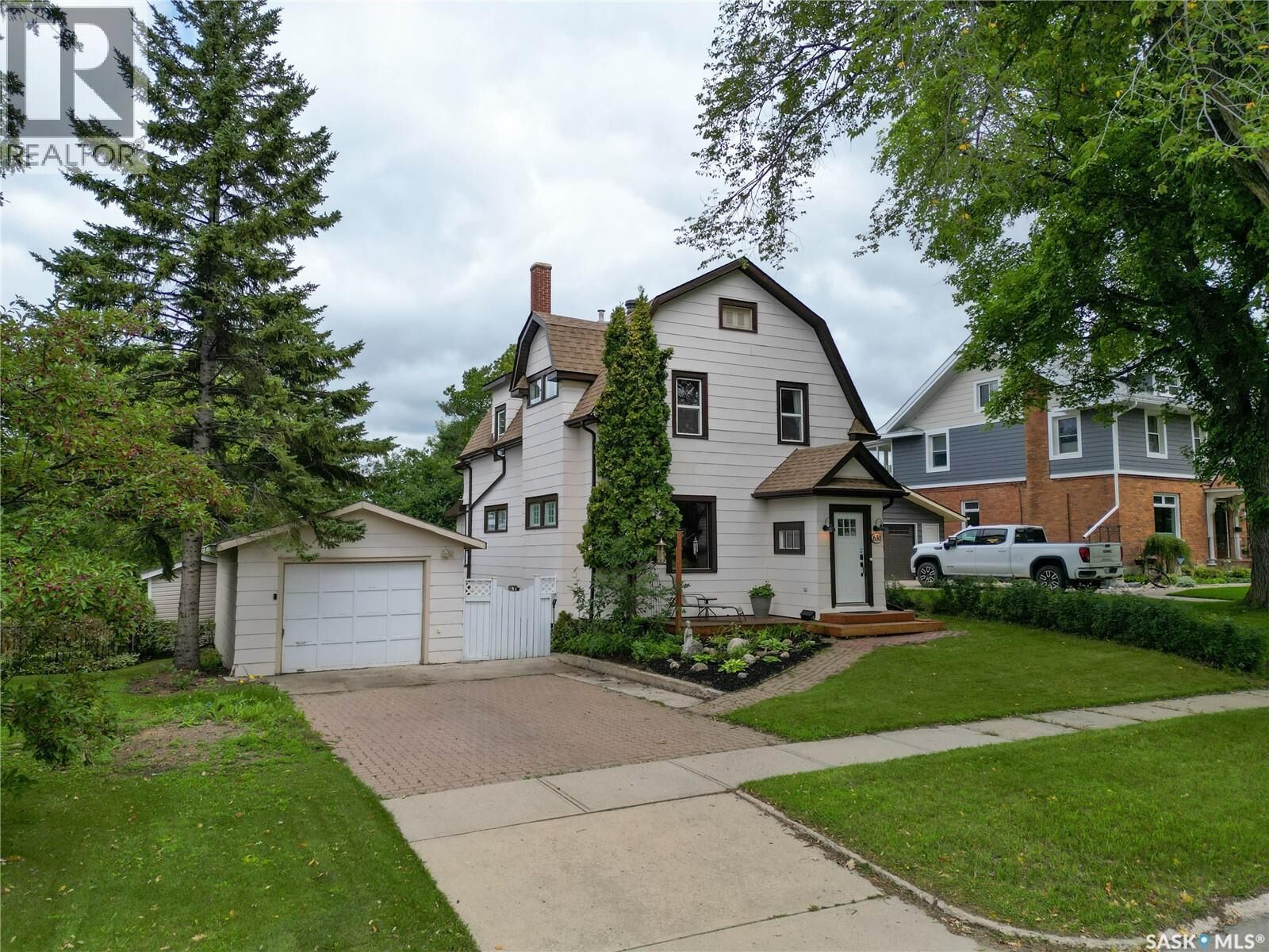 Property Photo:  630 21st Street W  SK S6V 4J7 